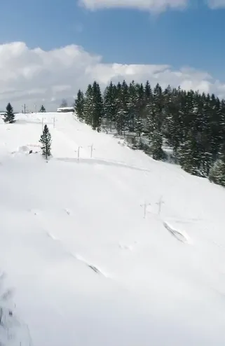 Zasněžený svah nad resortem